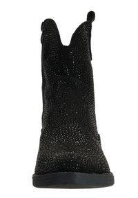 Botín de ante negro con punta afilada, adornado con pequeñas tachuelas metálicas, con un tacón bajo y paneles laterales elásticos para un mejor ajuste.