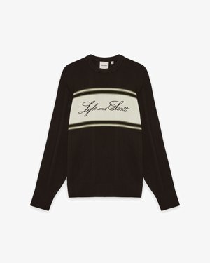 Maglione nero a maniche lunghe con una striscia orizzontale bianca sul petto, con la scritta "Lyle and Scott" in carattere corsivo.