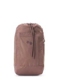 Brauner Drawstring-Rucksack mit glatter Textur, ausgestattet mit einer Fronttasche, zwei runden Akzenten und einem abgerundeten Basidesign.