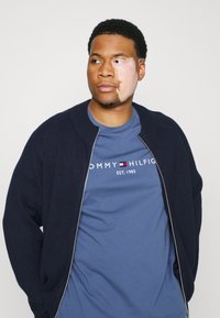 Tommy Hilfiger LOGO TEE - T-shirt estampada - faded indigo