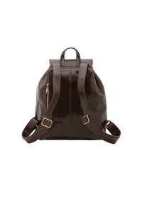 Zaino in pelle marrone, finitura lucida, due spallacci regolabili, maniglia superiore, cerniera laterale, dettagli cuciti e una forma semplice e moderna.
