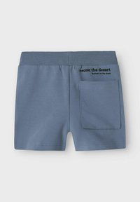 Pantaloni corti blu in cotone con vita a costine, dotati di una tasca posteriore e con la scritta nera "attraversa il deserto - il più veloce dell'ovest" sull'anca.