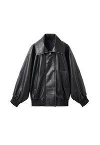 Chaqueta bomber de cuero negro con un gran cuello, cierre de cremallera en la parte delantera y puños elásticos. Presenta mangas abullonadas y bolsillos laterales. Textura suave.