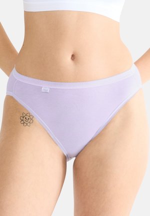 Lila Baumwoll-Bikini-Höschen mit glatter Textur, ausgestattet mit einer zarten gewellten Kante und einem kleinen Logo-Label am Bund.