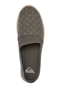 Sive slip-on čevlji z zgornjim delom iz vzorčaste tkanine in elastičnima stranicama za udobje. Imajo lahko podplat in podrobnost z logotipom na notranjem podplatu.