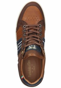 Braune Leder-Sneaker mit Wildleder-Akzenten, perforierter Zehenpartie, blauer Linie und goldenem Logo. Weiße Sohle und italienisches Flaggen-Detail.