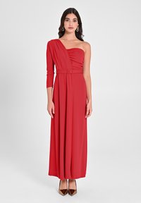 Rotes, bodenlanges Kleid mit einem schulterfreien Design. Verfügt �über einen taillierten Oberteil und einen Gürtel an der Taille. Hergestellt aus glattem Stoff mit weicher Textur.