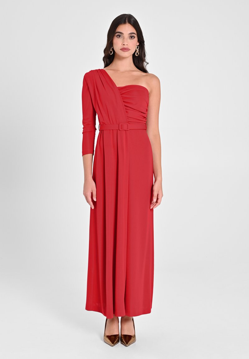 Rotes, bodenlanges Kleid mit einem schulterfreien Design. Verfügt über einen taillierten Oberteil und einen Gürtel an der Taille. Hergestellt aus glattem Stoff mit weicher Textur.