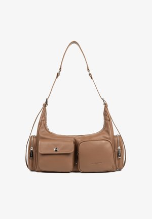 Borsa a spalla in pelle marrone con design curvo, due tasche frontali, hardware in argento e superficie liscia. Include una tracolla regolabile.