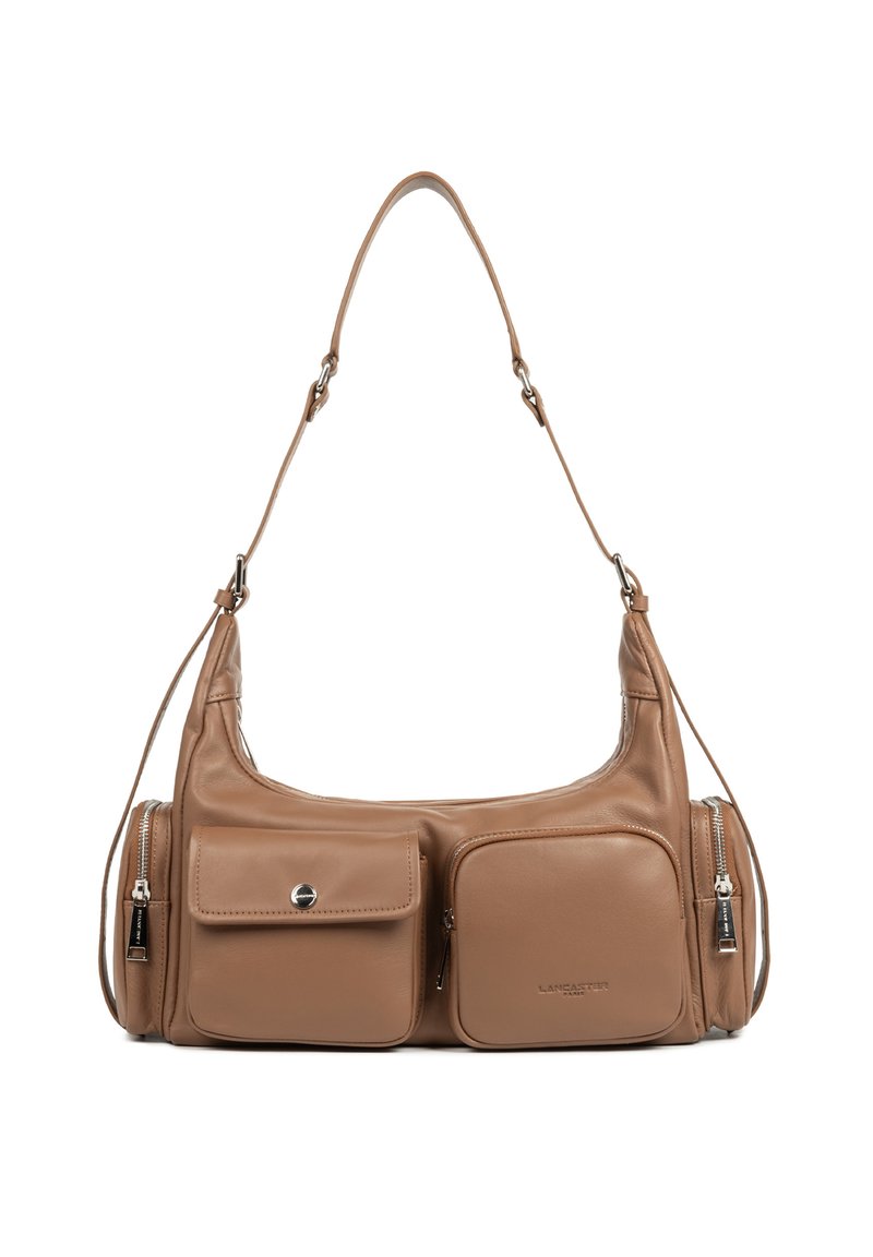 Borsa a spalla in pelle marrone con design curvo, due tasche frontali, hardware in argento e superficie liscia. Include una tracolla regolabile.