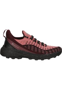 Chaussures de sport légères avec une tige en maille bourgogne et rose, semelle en caoutchouc noir avec des détails tachetés et des accents noirs durables.