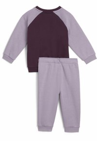 Sweatshirt och sweatpants-set; lila topp med ljuslavendelfärgade raglanärmar. Byxor i enhetlig lavendelfärg, mjukt tyg, ribbade muddar.