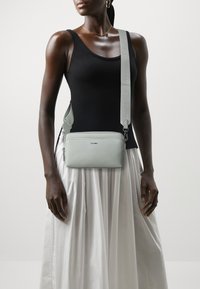 Calvin Klein MUST CAMERA BAG - Borsa a tracolla - pigeon