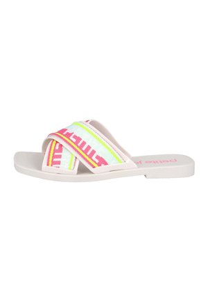 Sandalia plana tipo slide con suela beige clara y tiras de tela cruzadas en rosa, blanco y patrones geométricos en amarillo neón.