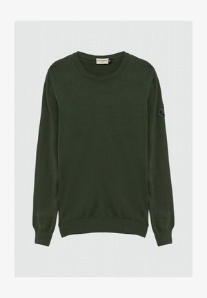 Maglione a girocollo verde scuro realizzato in un tessuto morbido, con polsini e orlo a coste, e una piccola toppa nera sulla manica sinistra.