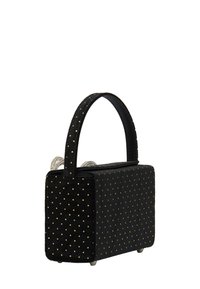 Sort velour håndtaske med gyldne nitter, rektangulær form, kort håndtag og skinnende sølvfarvet hardware på toppen. Har fire små metalben.