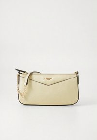 Pochette synthétique dorée avec un design géométrique, dotée d'une bandoulière chaîne et de détails noirs. Logo visible à l'avant et surface texturée.