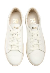 Sneakers in pelle bianca con superficie testurizzata, punta rotonda e lace piatti. Presentano un branding dorato sulla linguetta e sul lato. Suola color crema.