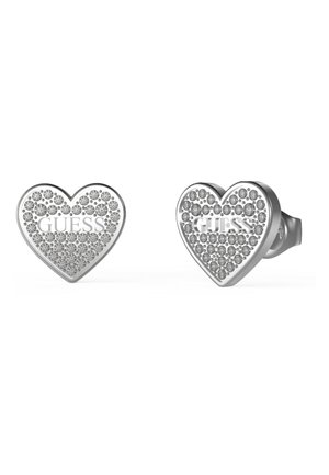 Orecchini a forma di cuore in argento con embellishments in cristallo e logo "GUESS" in rilievo, caratterizzati da una finitura liscia e lucida.