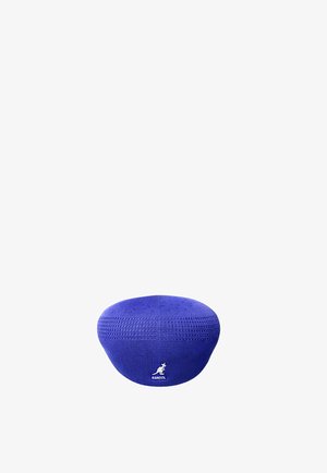 Blaues gestricktes Kangol-Barett mit strukturiertem Muster und weißem, gesticktem Känguru-Logo vorne.