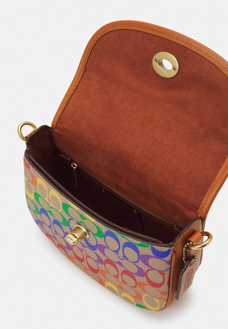 Damen Handtaschen | Coach PRIDE SIGNATURE WILLOW SADDLE Umhängetasche tan/hazelnut/multi/braun - JZ86654 Damen Handtaschen | Coach PRIDE SIGNATURE WILLOW SADDLE Umhängetasche tan/hazelnut/multi/braun - JZ86654