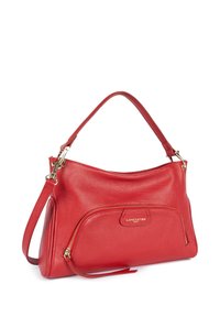 Borsa a mano in pelle rossa con finitura testurizzata, dotata di manico superiore, tracolla staccabile e tasca con zip frontale. Dettagli in metallo dorato.