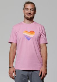 Roze katoenen t-shirt met een hartontwerp met horizontale strepen in oranje, lavendel en paars. Korte mouwen, ronde hals.