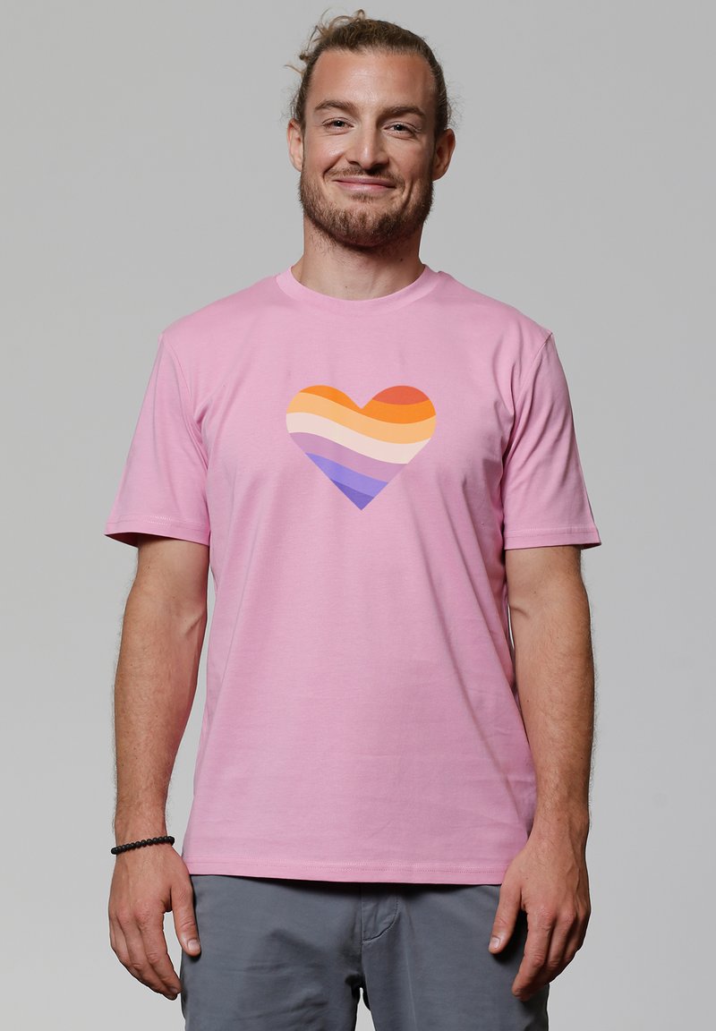 Roze katoenen t-shirt met een hartontwerp met horizontale strepen in oranje, lavendel en paars. Korte mouwen, ronde hals.