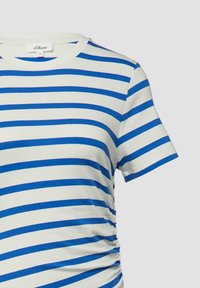T-shirt blanc à manches courtes avec des rayures horizontales bleues et un froncé latéral, étiquette s.Oliver taille 36.