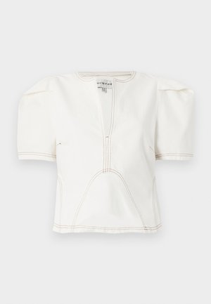 Λευκό κοντό τοπ με φουσκωτά κοντά μανίκια, με βαθύ V λαιμόκοψη και καφέ αντίθετη ραφή που περιγράφει τις ραφές και τις λεπτομέρειες του σχεδιασμού.