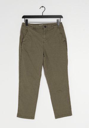 Chinos en coton vert olive avec une jambe droite, des poches latérales et une fermeture à bouton. Présente une texture lisse et des coutures le long des bords.
