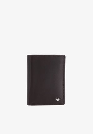 Portefeuille en cuir marron foncé avec bords cousus et petit logo argenté dans le coin inférieur droit sur fond blanc.