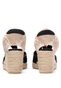 Černé vlněné sandal s klínovým podpatkem béžové barvy a designem s odkrytými prsty, s texturovaným vzorovaným svrškem a otevřenou zadní stranou.