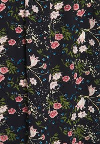 Tissu sombre avec un motif floral comprenant des fleurs roses, blanches et bleues, accompagnées de feuilles vertes et de délicates vignes.