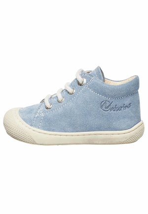 Baskets en daim bleu clair avec lacets blancs, embout en caoutchouc et semelle texturée. Présente le nom de la marque brodé sur le côté.