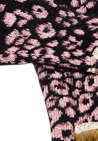Bufanda de punto en negro y rosa, con un diseño de estampado de leopardo. Acentuada con un borde de encaje y una perla decorativa para darle un toque de detalle.