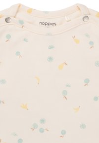 Cremfarbener Bodysuit mit Druckknöpfen, der ein verspieltes Obstmuster in Gelb und Teal zeigt. Weicher Stoff für Komfort.