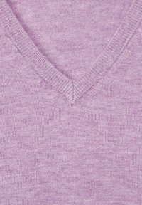 Pull à col en V en maille violet clair, avec bords côtelés et texture douce. Le tissu présente un motif chiné pour plus d'intérêt visuel.