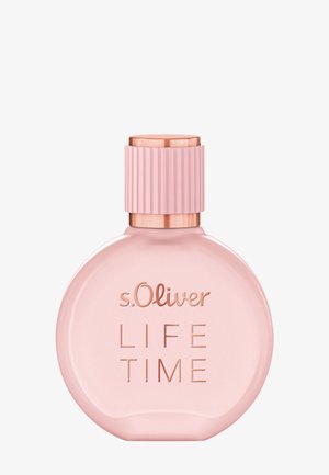 Flacon de parfum rond rose avec un bouchon côtelé, des accents en or rose, étiqueté "s.Oliver LIFE TIME" à l'avant.