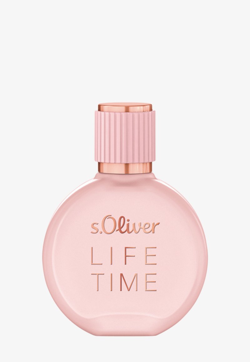 Flacon de parfum rond rose avec un bouchon côtelé, des accents en or rose, étiqueté "s.Oliver LIFE TIME" à l'avant.