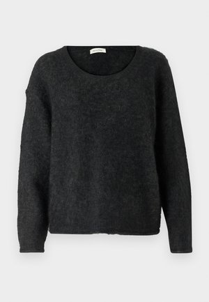 Pulover negru, moale, din tricot, cu decolteu rotund și mâneci lungi. Prezintă o croială lejeră și un material ușor texturat pentru un plus de căldură.