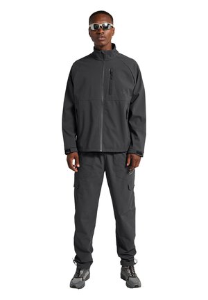 Schwarze Softshelljacke mit hohem Kragen und durchgehendem Brustreißverschluss, kombiniert mit passenden Cargo-Hosen, die seitliche Taschen und dezente Branding-Elemente aufweisen.