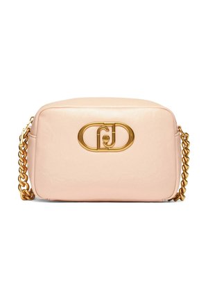 Růžová kožená crossbody taška se zlatým řetízkovým popruhem a akcentem loga. Obdélníkový tvar, hladká textura a minimalistický design.