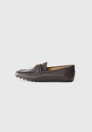 Mocassino in pelle marrone con punta arrotondata, fascia decorativa e accenti in oro. Suola texturizzata per presa e stabilità.