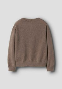 Pull en maille marron avec des manches longues, un col rond côtelé et une taille ajustée. Texture douce, design simple, sans logos ni motifs visibles.