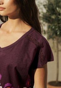 Next V-NECK BUBBLE HEM - REGULAR FIT - T-Shirt print - red print