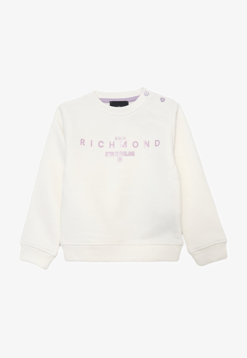Sweat-shirt blanc à manches longues avec texte lavande "JOHN RICHMOND BORN IN ENGLAND" et deux boutons sur l'épaule gauche.
