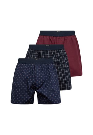 Tre par herreboxershorts: en mørkeblå med små geografiske mønstre, en bordeauxrød og en mørkeblå med ternet design. Alle har elastiske taljebånd.