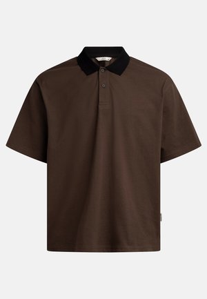 Brown polo shirt with a black collar, made from cotton. Short sleeves and a relaxed fit, featuring a three-button placket at the neck.