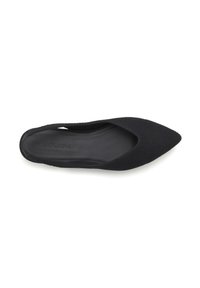 Zapato plano negro con punta afilada, parte superior de tela texturizada y un forro interior suave. Presenta un diseño minimalista sin herrajes visibles.